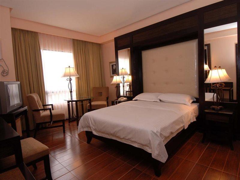 Planta Centro Bacolod Hotel & Residences Exterior photo