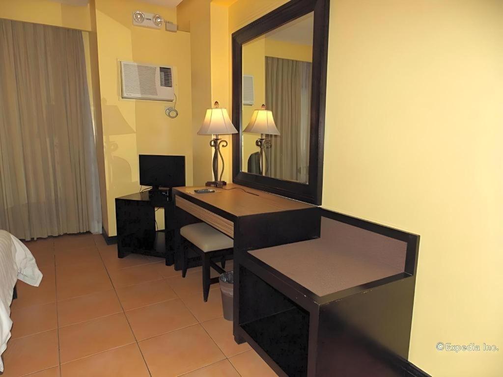 Planta Centro Bacolod Hotel & Residences Exterior photo