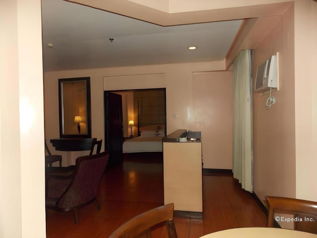Planta Centro Bacolod Hotel & Residences Exterior photo