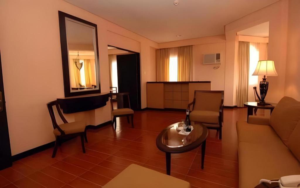 Planta Centro Bacolod Hotel & Residences Exterior photo