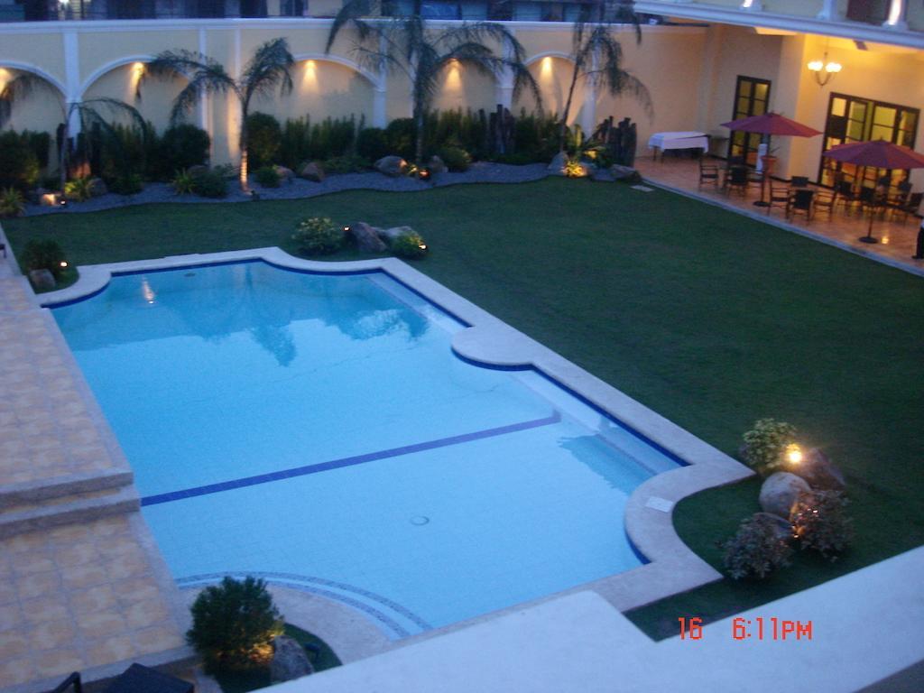 Planta Centro Bacolod Hotel & Residences Exterior photo